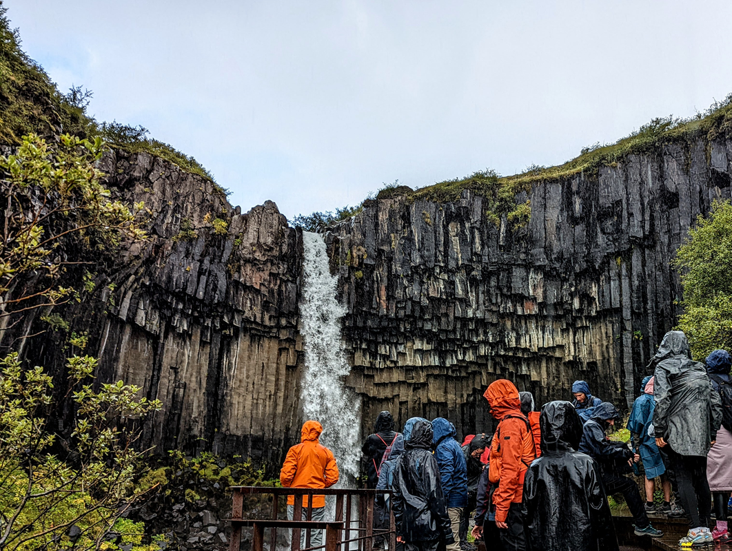 Ferðafólk við Svartafoss. Mynd: Arnar Birkir Dansson