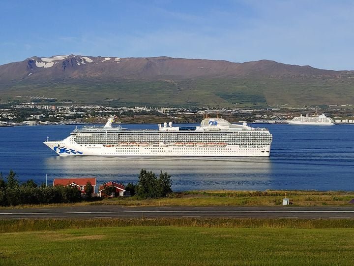 Skemmtiferðaskip á siglingu inn Eyjafjörð. Mynd: Edda G. Aradóttir