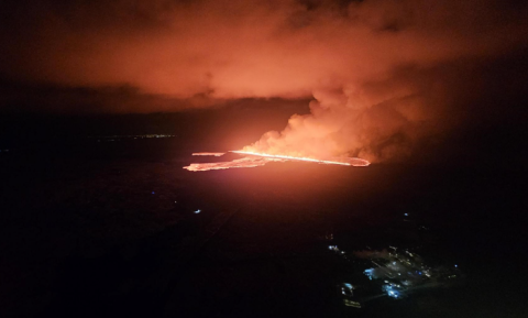 A picture of the eruption shortly after it began. Photo: Björn Oddsson, Department of Civil Protection and Emergency Management.